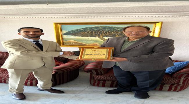 مؤسس المركز الثقافي اليمني البلجيكي يكرم الرئيس علي ناصر محمد بدرع 