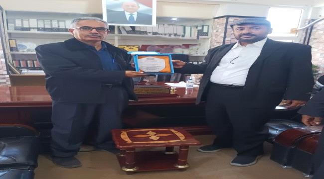 مدير عام مديرية عتق يكرّم الدكتور محمد دويحان وكيل نيابة عتق ، تقديرًا لجهوده في البت بالمخالفات ...