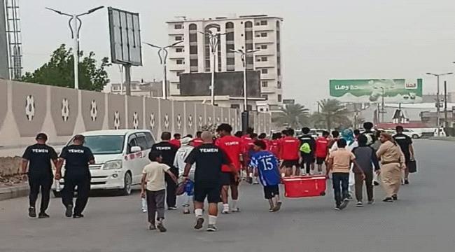 نشطاء يسخرون من صمت سلطة مارب، بعد قيام قوات عسكرية ، بطرد لاعبوا المنتخب الوطني للناشئين بالقوة من ملعب رياضي بمارب ...