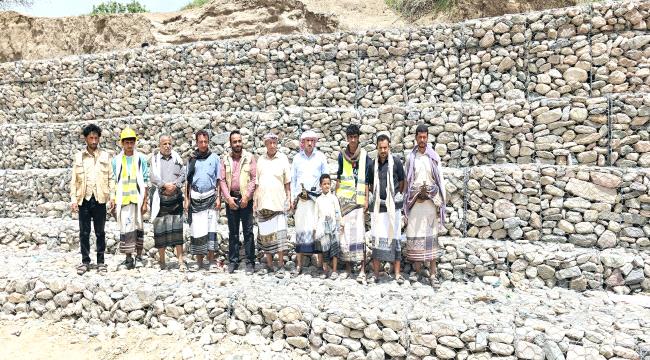 الفاطمي مدير عام بيحان ومدير مكتب الزراعة بيحان يستلمان  من جمعية رعاية الأسرة مشروع حماية الأراضي الزراعية بمنطقة قوز ام ناصر  ...