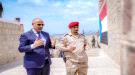 الرئيس الزُبيدي يضع إكليلا من الزهور على نصب الشهيد لبوزة ويزور منصة الشهداء في ردفان ...