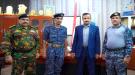 محافظ شبوة بن الوزير يكرّم جندي شرطة الدوريات وأمن الطرق بشرطة شبوة تقديرًا لأمانته ونزاهته ...