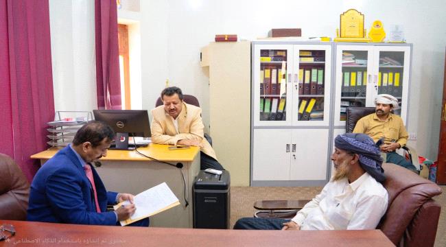 المحافظ بن الوزير يلتقي حسين العظمي والد الشابين الغريقين ويؤكد الوقوف إلى جانب أسرته. ...