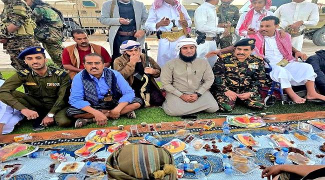 السلطة المحلية بشبوة المحلية وقيادة القوات المشتركة للتحالف العربي تقيمان مأدبة إفطار جامعة في عتق ...