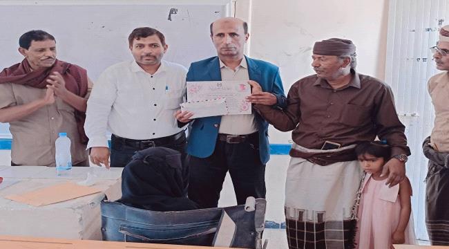 مدير عام تربية شبوة يتفقد اختبارات الثانوية بمديرية جردان ويكرّم طالبة من ذوات الاحتياجات الخاصة ...