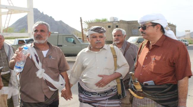الفاطمي مدير عام بيحان يرافقة مدراء ادارات المكتب التنفيذي يقدمون واجب العزاء الى ال الغيثي بوفاة الدكتور عبدالله الغيثي ...