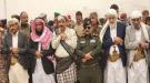 محافظ شبوة بن الوزير يؤدي صلاة عيد الفطر مع جموع المواطنين في مدينة عتق ...